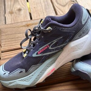 Brooks Caldera 7 Women’s Athletic Shoes size 7 gray navy blue trail sneakers